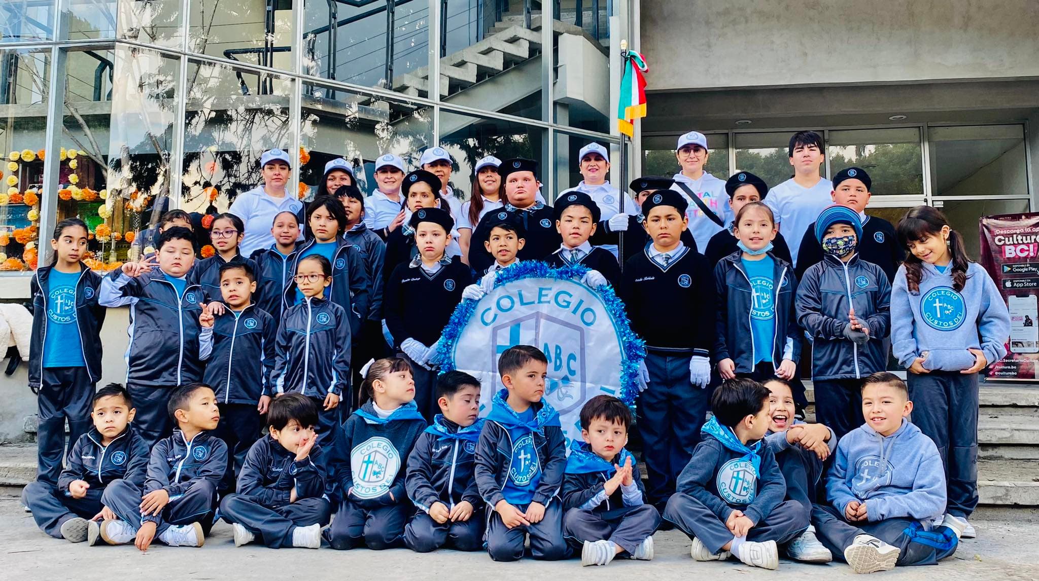 Interior de una iglesia con luz natural filtrada por vitrales