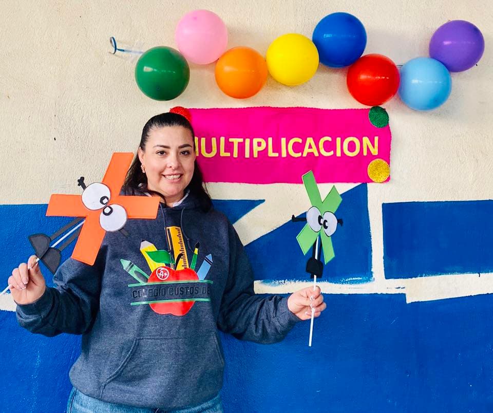 Manos unidas en oración simbolizando comunidad y fe