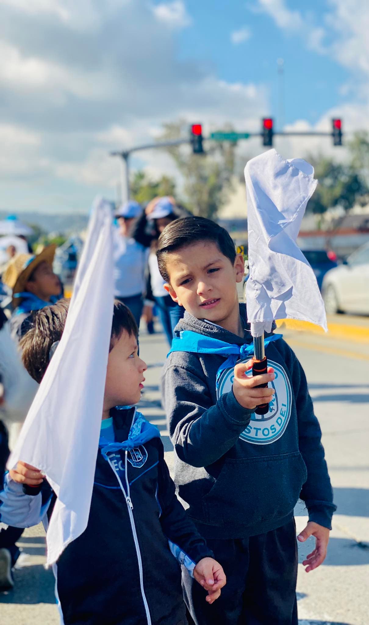 Comunidad educativa reunida en entorno escolar
