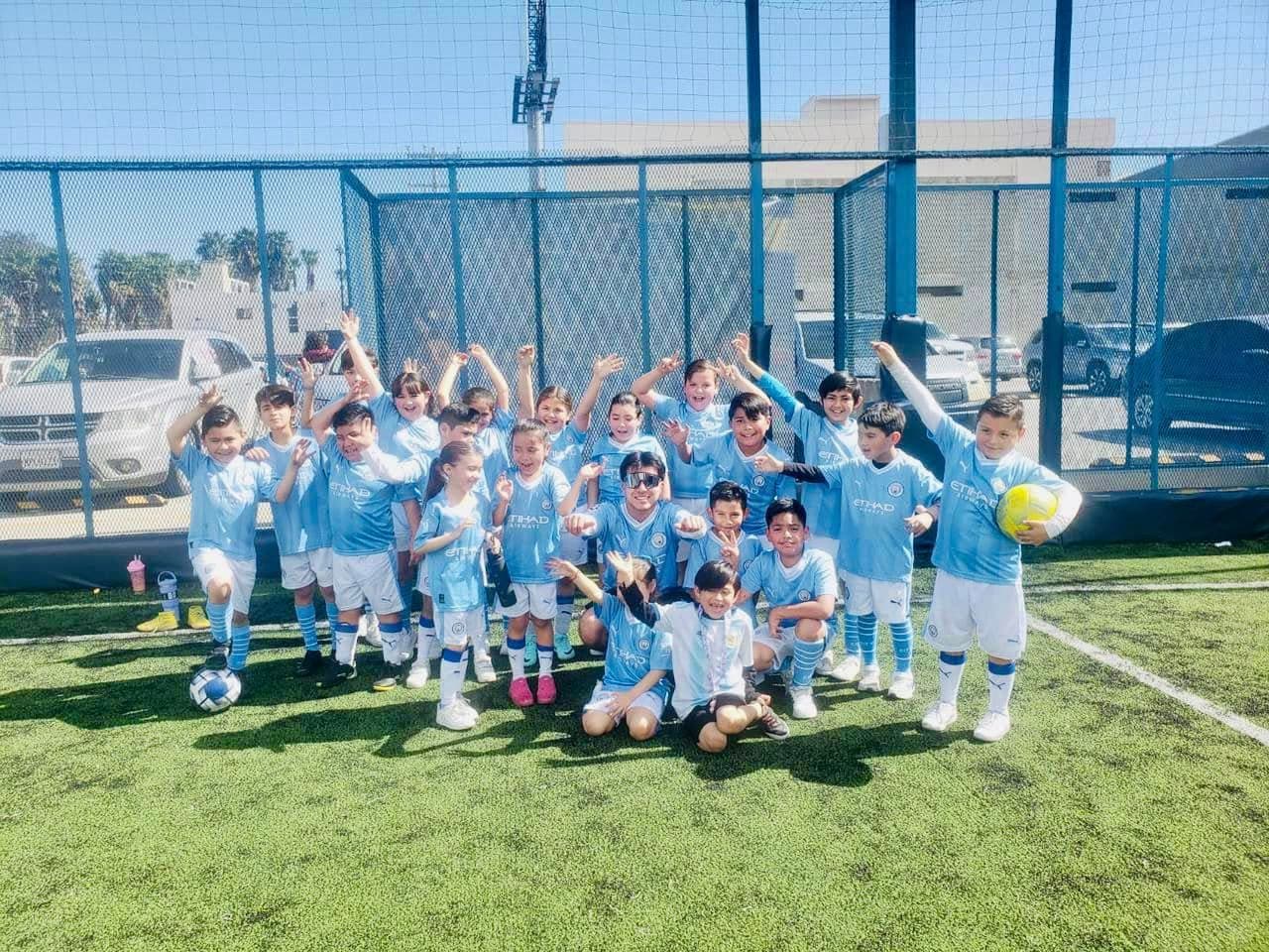 Estudiantes participando en actividades escolares