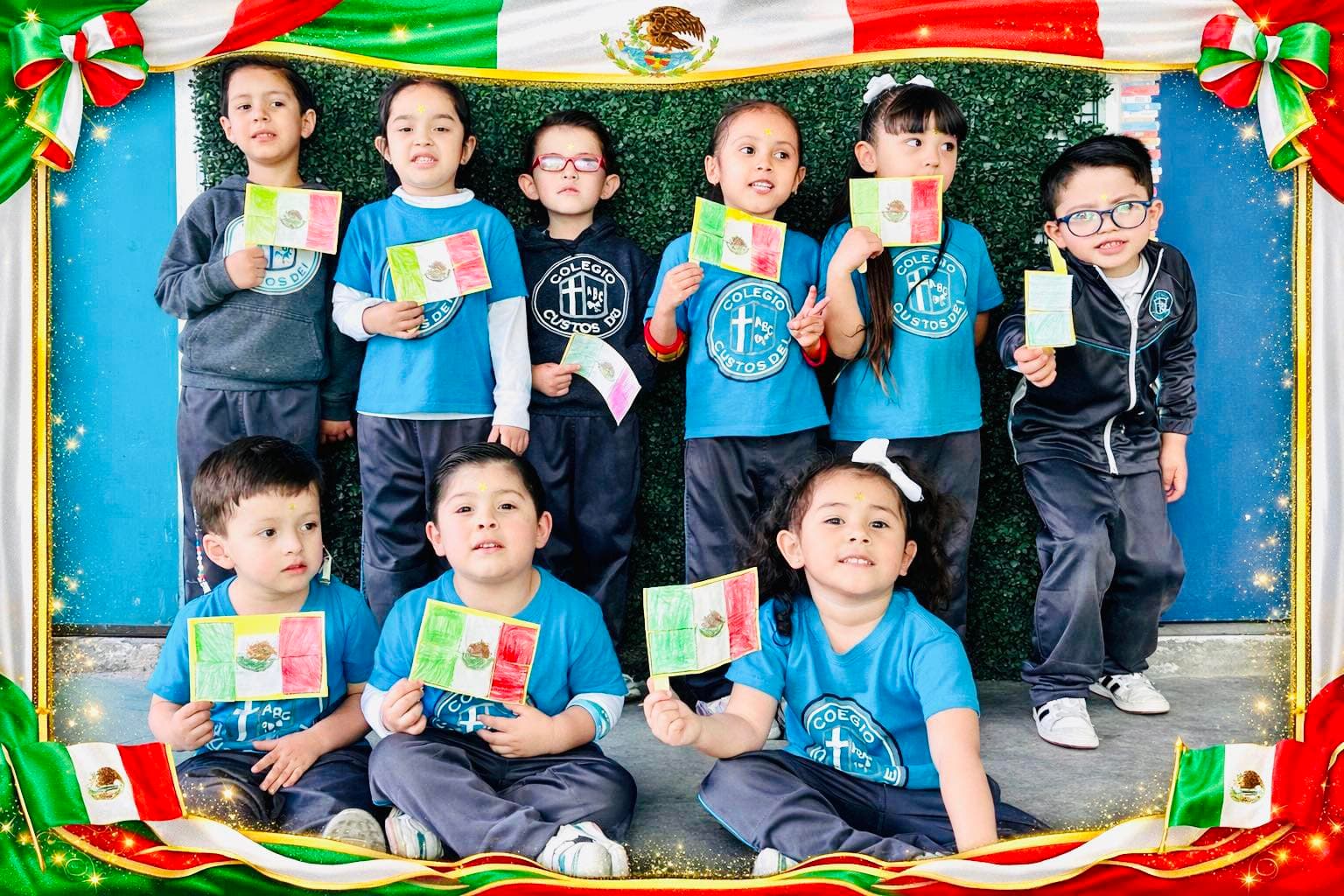 Padre de familia con su hijo frente a un colegio