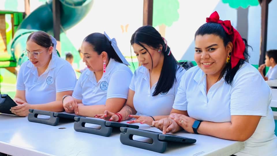 Estudiantes colaborando en un proyecto educativo con tecnología
