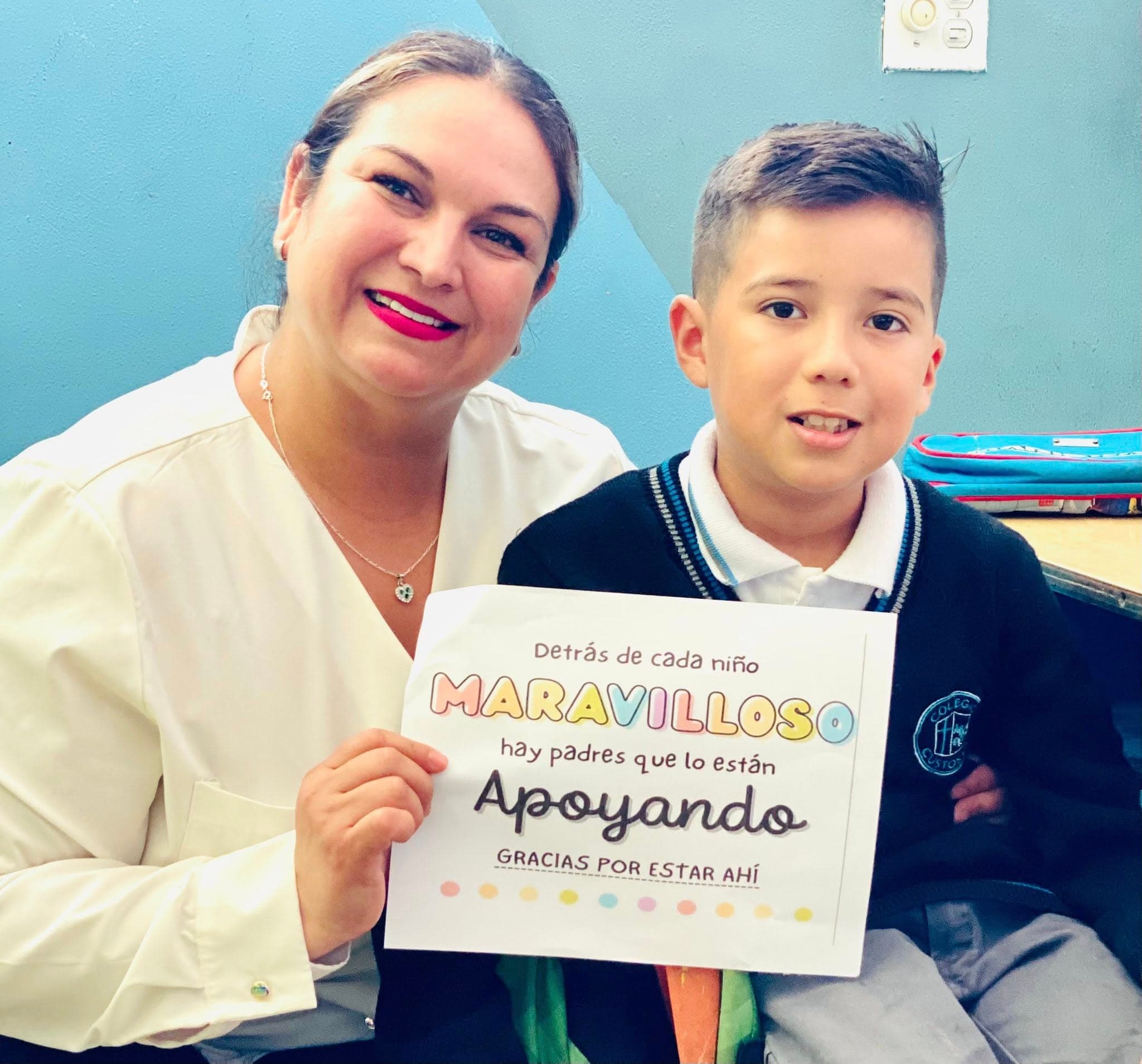 Ambiente escolar con trabajo colaborativo